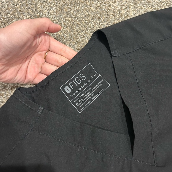 FIGS Men’s Scrub Top - Picture 3 of 3